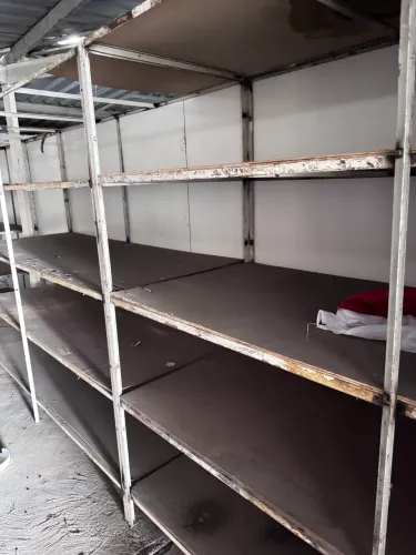 Prateleira em ferro de cantoneira grossa super reforçado 2,20x1,00x1,00 R$200,00 o metro