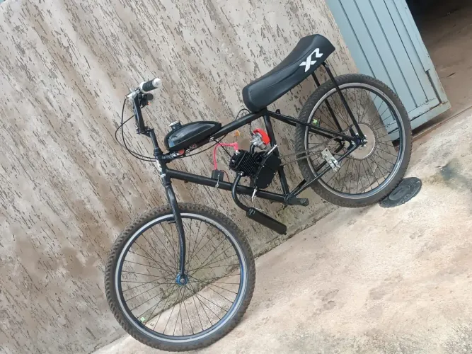 Vendo essa motorizada barato, freio no pé só pega e instala amostecedor merma coisa.