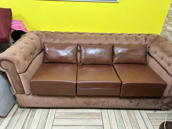 Sofá modelo chesterfield cor  veludo terracota seminovo