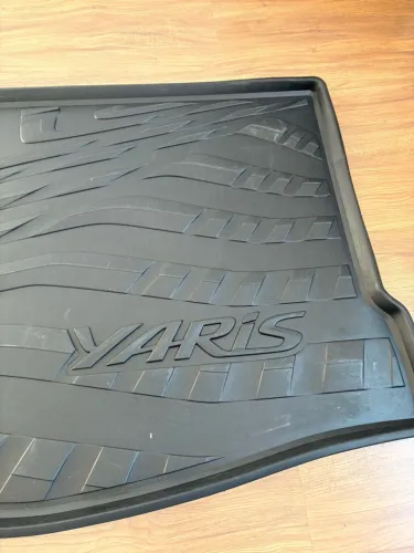 Bandeja porta malas Yaris hatch 2020