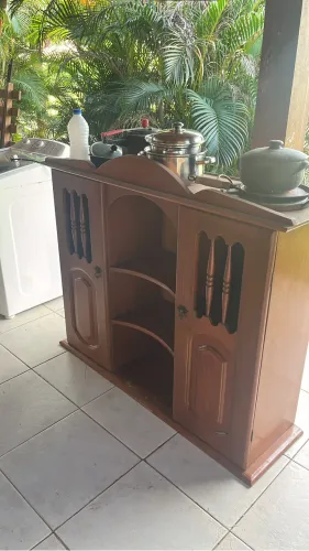 Vendo dois armários de madeira