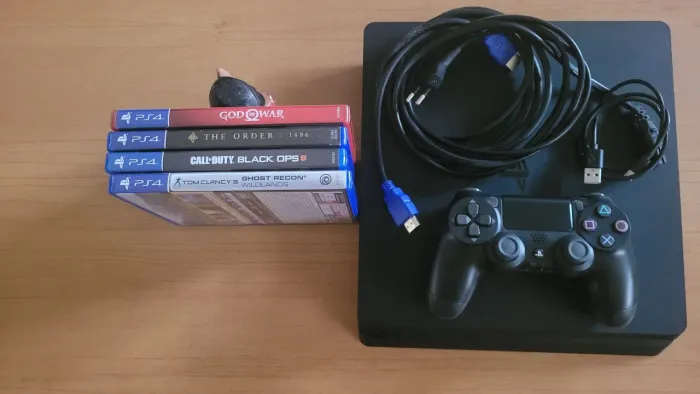 PS4 Slim 1 TB + 4 jogos