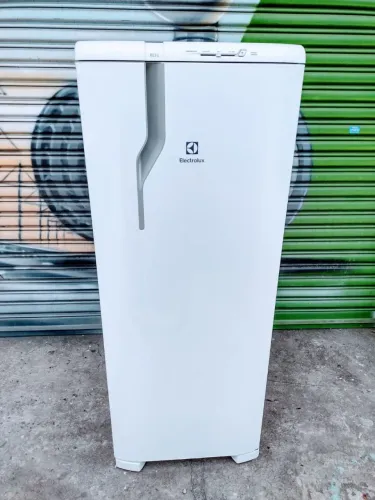 Vendo geladeira Electrolux Semi-nova funcionando perfeitamente ( Entrego )