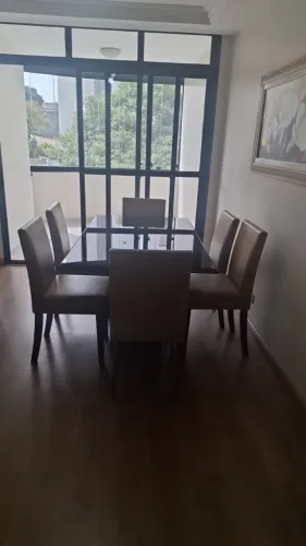 Mesa de jantar com 6 cadeiras e aparador