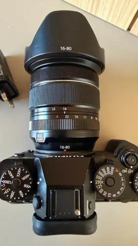 Câmera FUJIFILM X-T5 Mirrorless com lente XF 16-80mm f/4 R OIS WR - LCD quebrado.