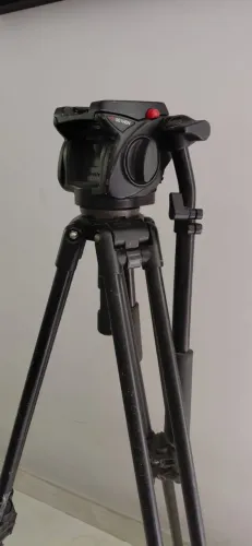 Tripé Manfroto Preto Com Cabeça Manfroto 501HDV