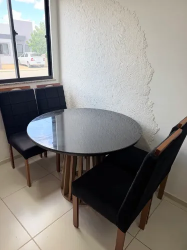 Mesa com 4 cadeiras 