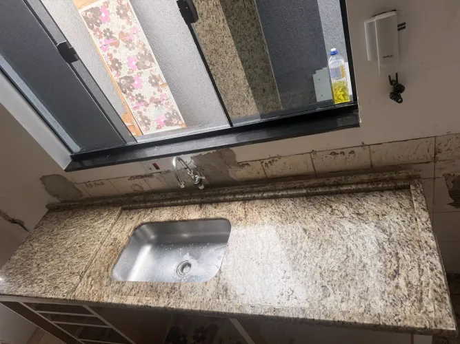 Tampo granito em L com pia inclusa