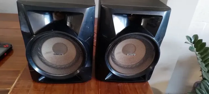 Caixas de som sony são as 2 juntas