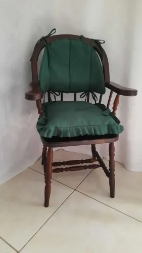 Poltrona antiga de madeira com almofadas