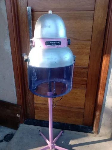 Vende-se secador de cabelos turbo super luxo pedestal valor 300 reais pra vender rápido