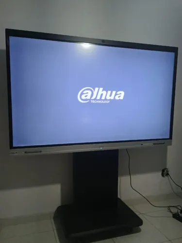 Tela Interativa Dahua 75 Semi Nova + Suporte Robusto com Rodinhas (Trava) Impecável