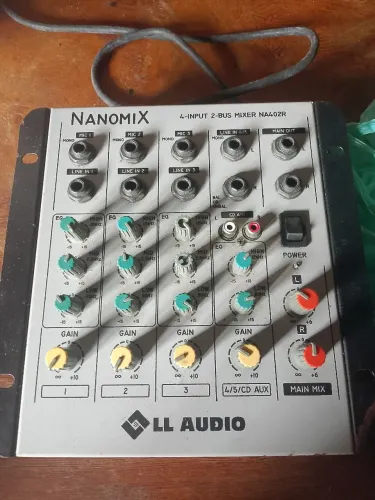 Vendo essa messa de som + microfone sem fio tudo em perfeito estado 