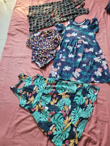 Lote com 4 peças de roupas feminina 14 anos 2 vestidos um maiô e um macacão