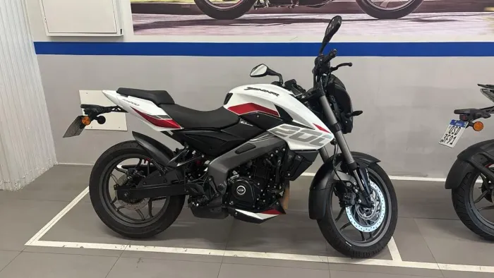 Bajaj Ns200