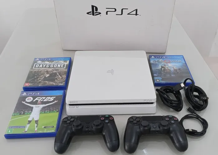 Ps4 Slim com 2 controles 3 jogos físicos 2 jogos digitais