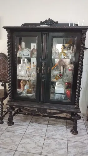 Vendo cristaleira antiga madeira de lei,super conservado.Medidas 1,70 x 1,17 x 50