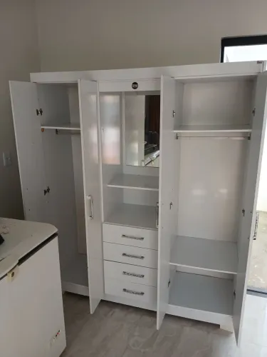 Guarda Roupa Com espelho. 