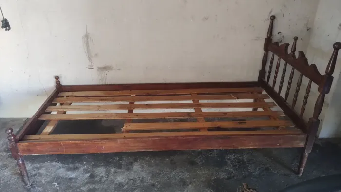 Cama solteiro em bom estado 