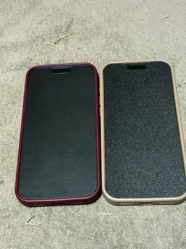 iPhone de brinquedo com capa de iPhone