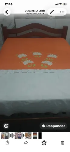 Cama de casal toda  em madeira de lei.