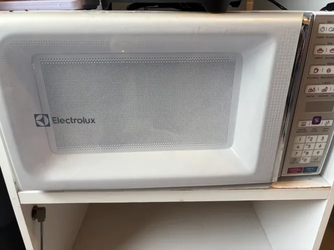 Micro-ondas Electrolux de bancada Branco com Função Tira Odor e Manter Aquecido 34L MEO4