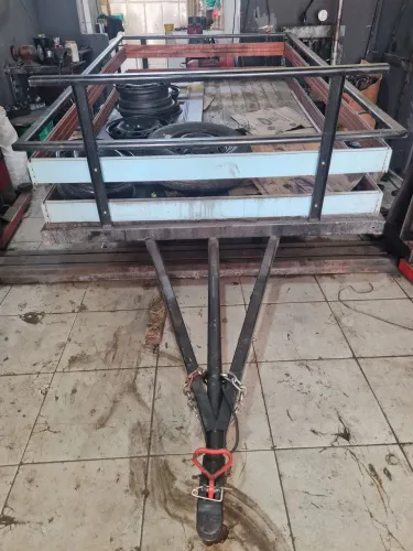 Vendo ou troco 9.000.  Carretinha 2.5 comprimento por 15 largura.