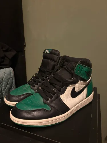Air Jordan, semi novo da cor verde e branco ! No tamanho 39/40