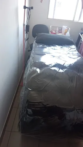 Maca, mocho, luminária e todos os materiais para cilios e sobrancelhas