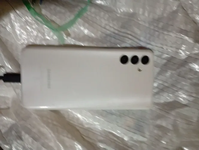 Samsung Galaxy A04s branco com capinha tela quebrada