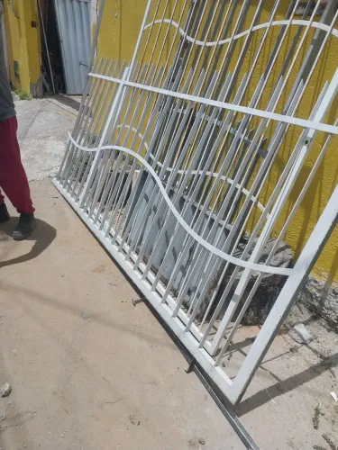 Uma grade branca medido 2,80 largura x 1,25 altura