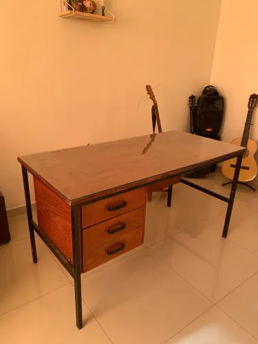 Escrivaninha de madeira com tampo de vidro