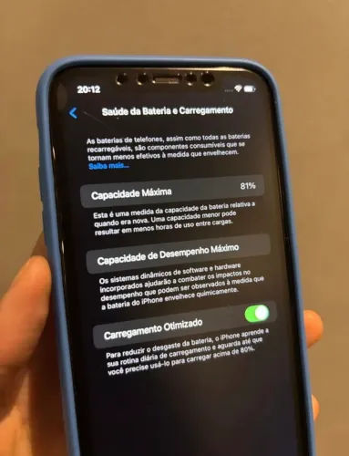 iPhone 11, bateria 81%, era da minha irmã mais velha.