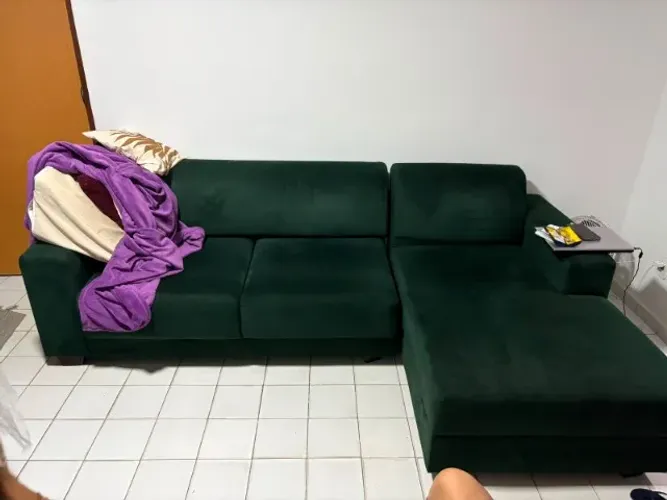 Sofá com chaise retrátil