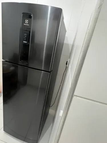 Geladeira Electrolux Frost Free Inverter 390L, modelo IF43B, na cor Black Inox Look.