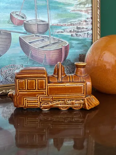 Cinzeiro em formato de locomotiva 