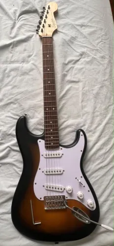 Vendo Guitarra Fender Squier com capa e cabo