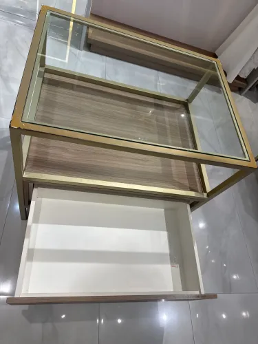 Mesa de metal com vidro e madeira