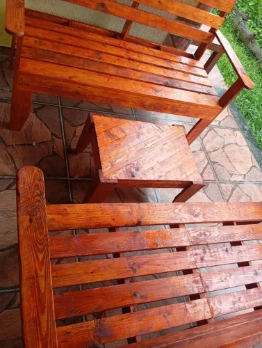 Jogo de bancos com uma mesinha de centro. Feitos de paletes.