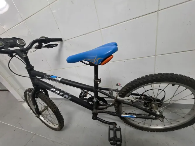 Bicicleta Caloi hot wheels aro 20 preta câmbio Shimano