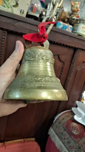 Sino em bronze 13 cm para decoração acompanha corrente que esta pintada