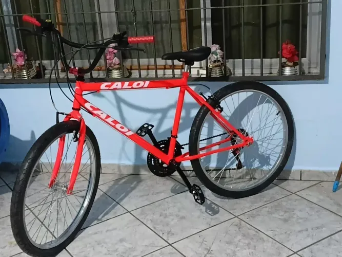 Bicicleta aro 26 com marcha.obs: de peças novas na descrição. Todas peças estão novas.