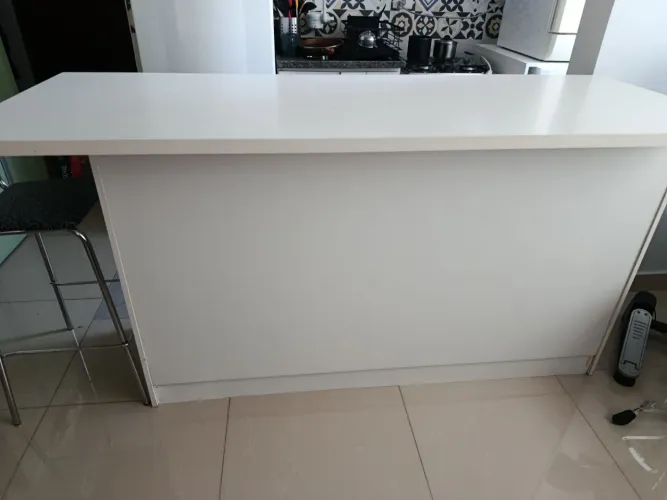 Bancada para cozinha com armário + banquetas