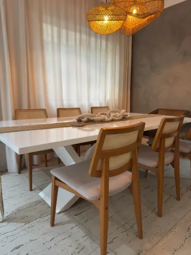 Mesa Laca branca com vidro 2.20 + 06 cadeiras de com encosto de palha