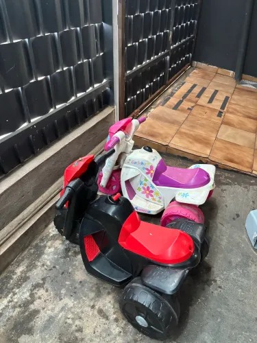 Motos elétrica infantil as duas 250,00 . Precisam troca a bateria