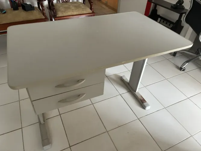 Mesa de escritório com 2 gavetas e cadeira
