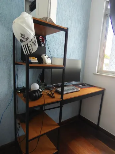 Mesa com prateleira para quarto ou escritório.