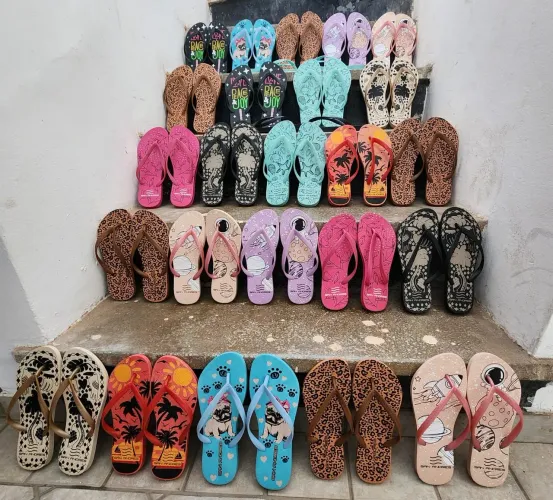 Lote com 27 pares de sandálias femininas 