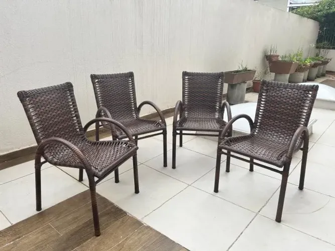 Jogo com 4 cadeiras de vime 