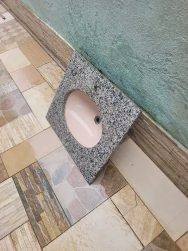 Vendo pia de granito com cuba para banheiro